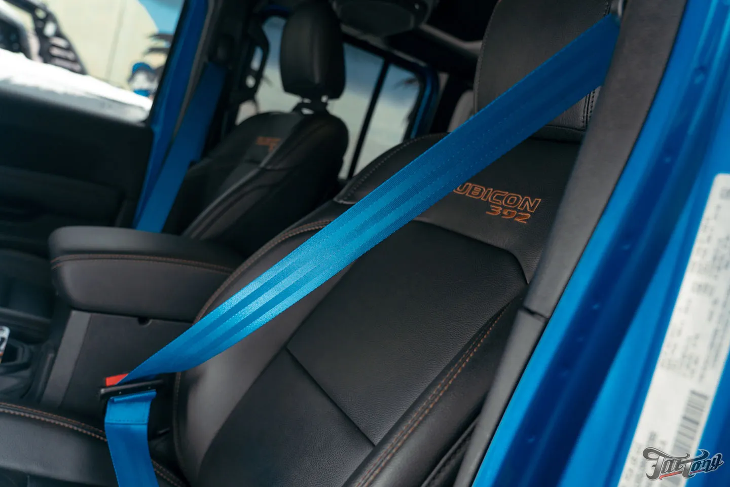 Прокачали Jeep Wrangler Rubicon, часть 2: установка цветных ремней безопасности, доработки по кузову. Как выглядит автомобиль после всех работ?